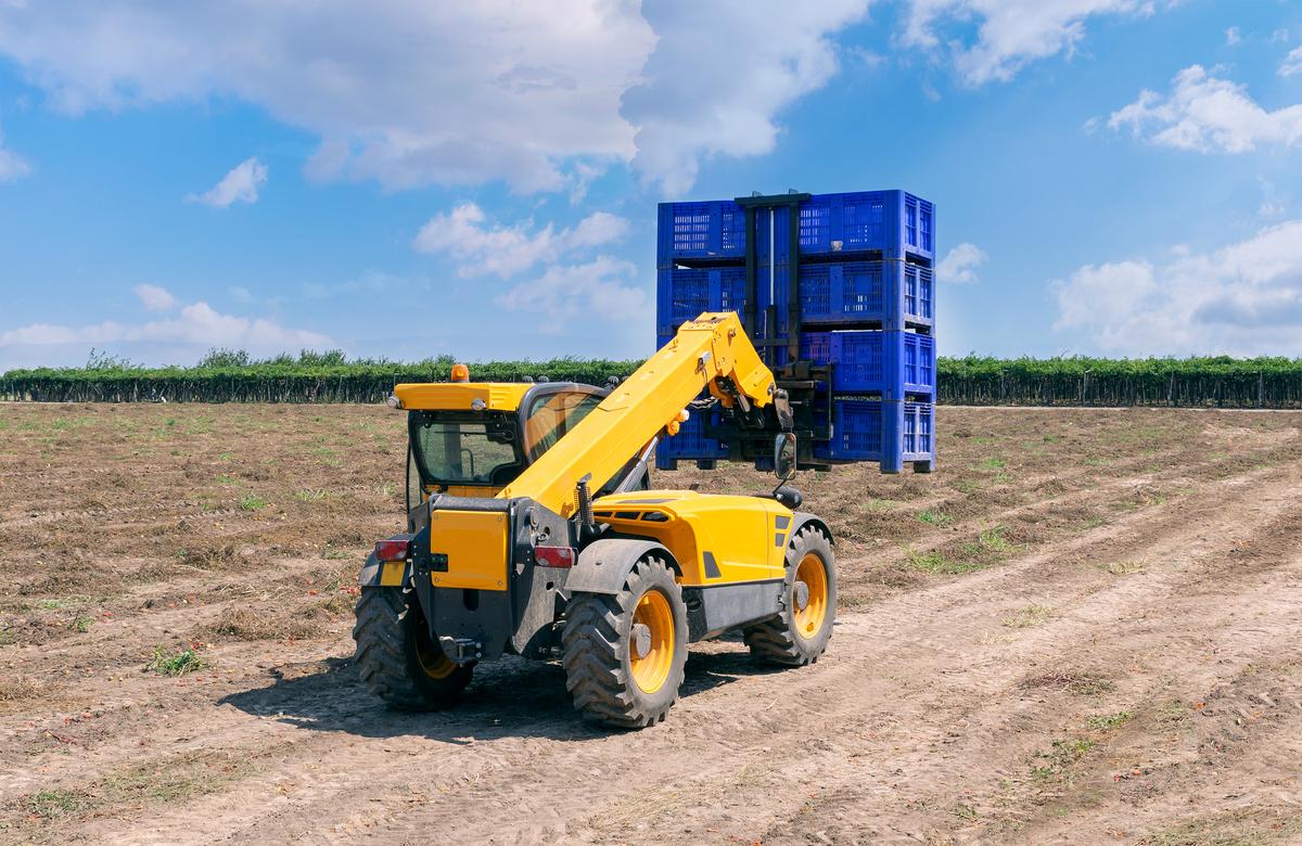 forkliftloaderloadsplasticcontainers